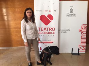  Dolo y su perra Alma en Teatro accesible Murcia